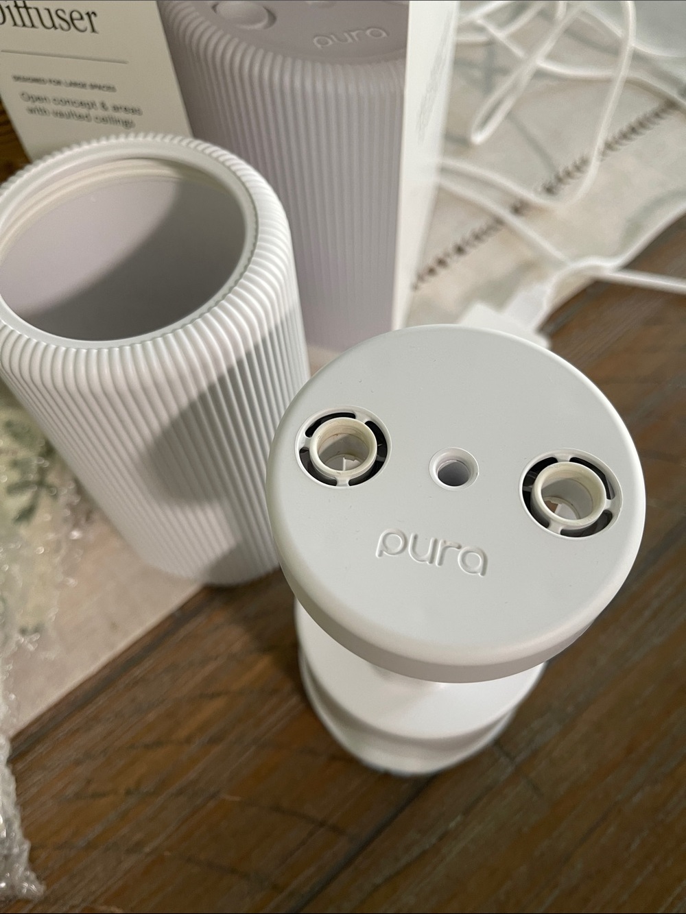 Pura Smart Fragrance Diffuser and a plug in - White with accessories - Picture 5 of 5